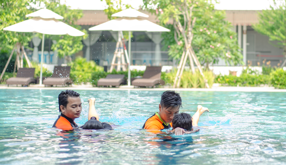 Hồ bơi Celadon Sports & Resort Club
